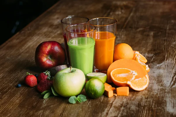 Verschiedene Smoothies in Gläsern — Stockfoto