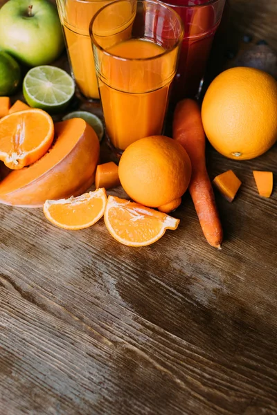 Smoothies sains avec ingrédients — Photo de stock