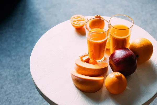 Batido de naranja e ingredientes - foto de stock