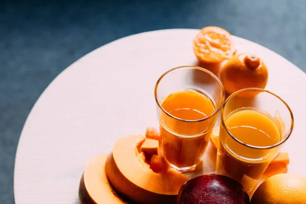 Smoothie orange et ingrédients — Photo de stock