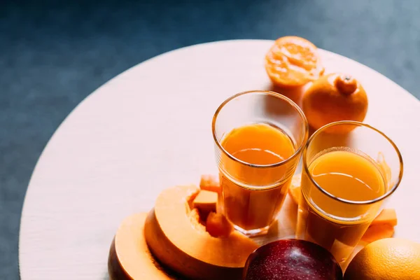 Batido de naranja e ingredientes - foto de stock