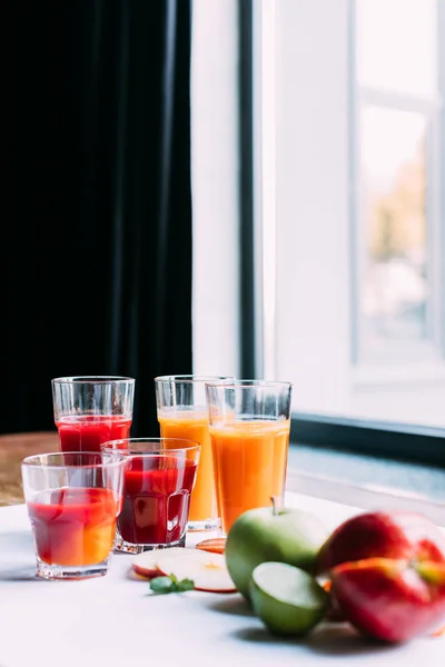 Verschiedene Smoothies in Gläsern — Stockfoto