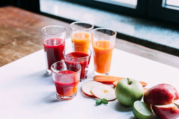 Verschiedene Smoothies in Gläsern — Stockfoto