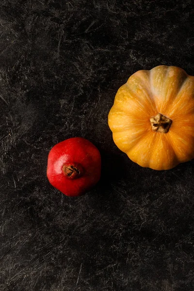 Granada y calabaza otoñales - foto de stock