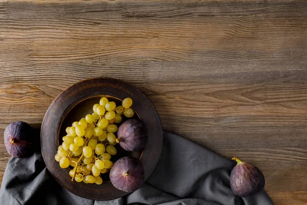 Higos y uvas en plato - foto de stock