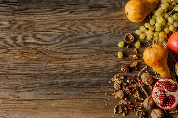 Осінні фрукти і волоські горіхи — стокове фото