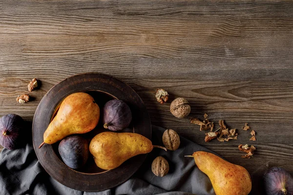 Pears, figs and walnuts — Stock Photo