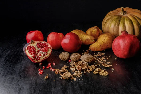Abóbora orgânica, frutas e nozes — Fotografia de Stock