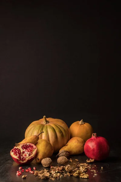 Calabazas y frutas orgánicas - foto de stock