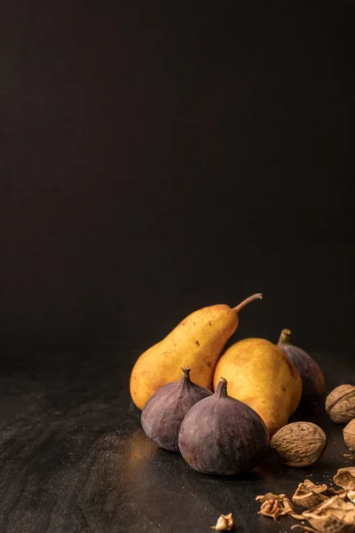 Organic pears, figs and walnuts — Stock Photo