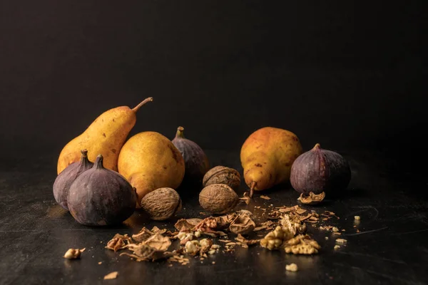 Pears, figs and walnuts — Stock Photo