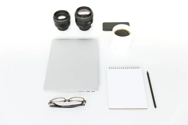Colocação plana com laptop e lentes de câmera — Fotografia de Stock
