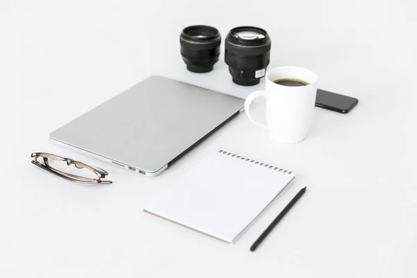 Composição com laptop e lentes de câmera — Fotografia de Stock
