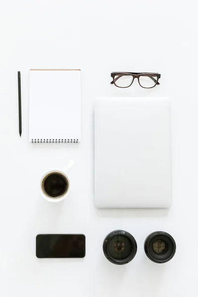 Pose plate avec ordinateur portable et éléments de lieu de travail — Photo de stock