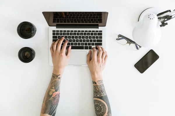 Manos masculinas escribiendo en el portátil — Stock Photo