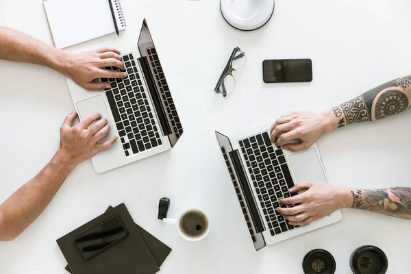 Dos hombres trabajando con ordenadores portátiles — Stock Photo