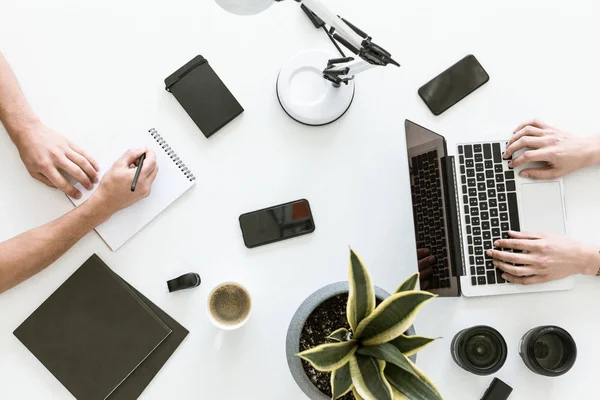 Hombres trabajando con laptop y bloc de notas — Stock Photo