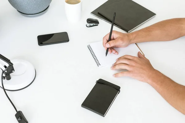 Hombre escribiendo en Bloc de notas - foto de stock