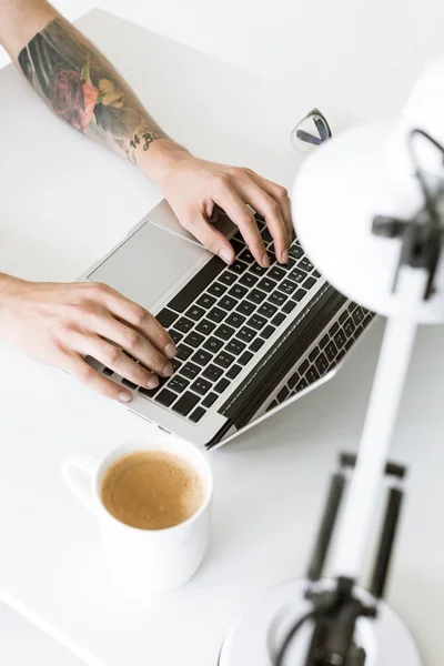 Männliche Hände tippen auf Laptop — Stockfoto