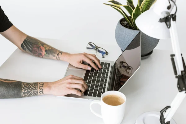 Manos masculinas escribiendo en el portátil — Stock Photo