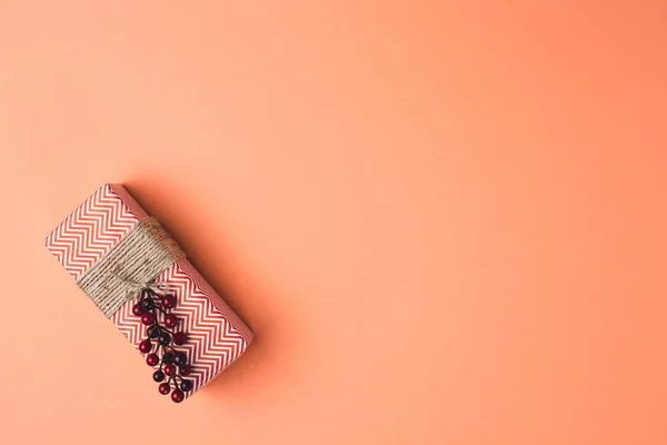 Presente de Natal decorado — Fotografia de Stock