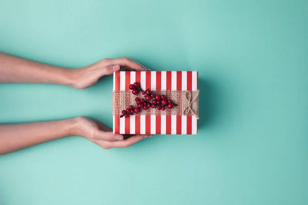 Mãos segurando presente de Natal — Fotografia de Stock