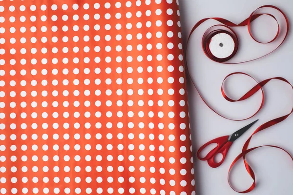 Wrapping paper and ribbon — Stock Photo