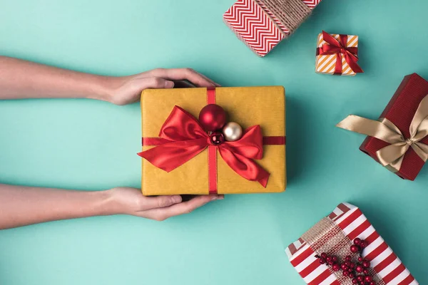 Руки тримають різдвяну подарункову коробку — стокове фото