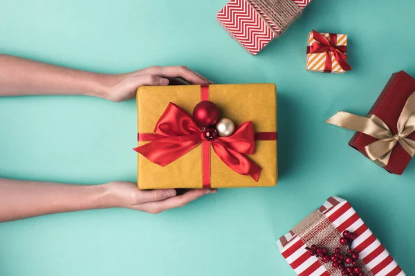 Manos sosteniendo caja de regalo de Navidad - foto de stock