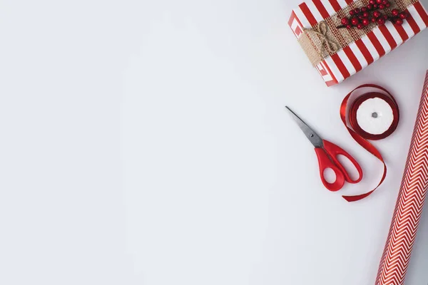 Regalo de Navidad y papel de regalo - foto de stock