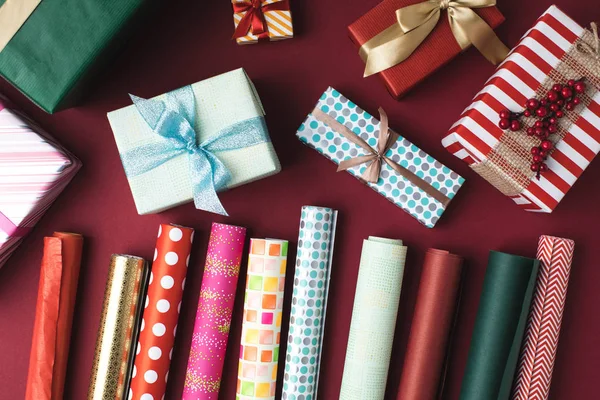 Presentes de Natal e papéis de embrulho — Fotografia de Stock