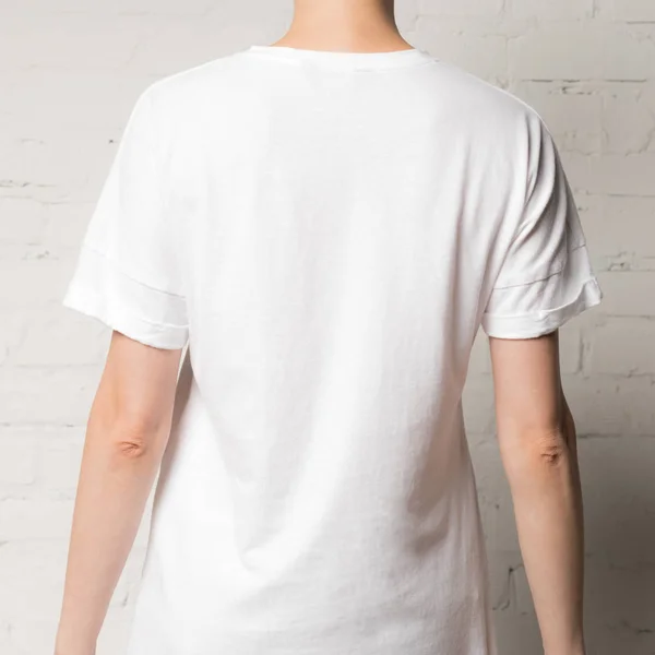 Mujer en blanco camiseta blanca - foto de stock
