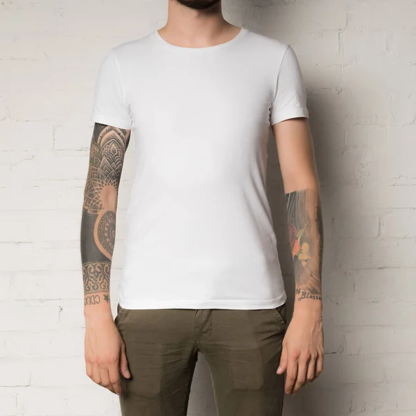 Uomo in t-shirt bianca bianca — Foto stock