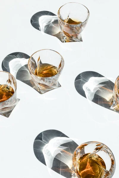 Whisky dans des verres avec des ombres — Photo de stock