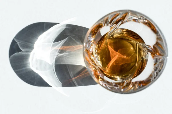 Whisky en verre avec ombre — Photo de stock