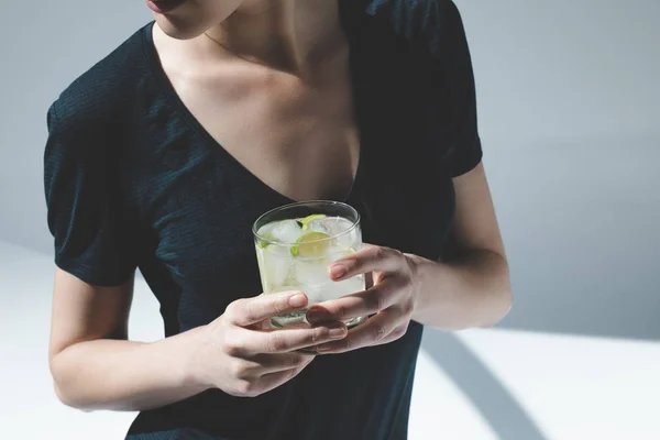 Mujer beber gin tonic - foto de stock