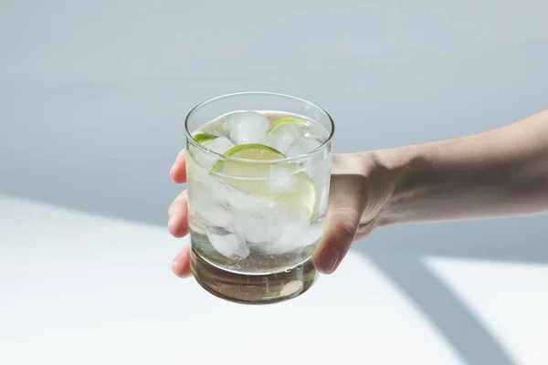 Personne tenant verre avec cocktail — Photo de stock