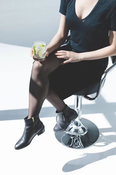 Mujer beber gin tonic - foto de stock