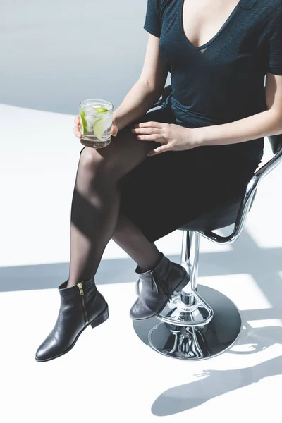 Donna bere gin tonic — Foto stock