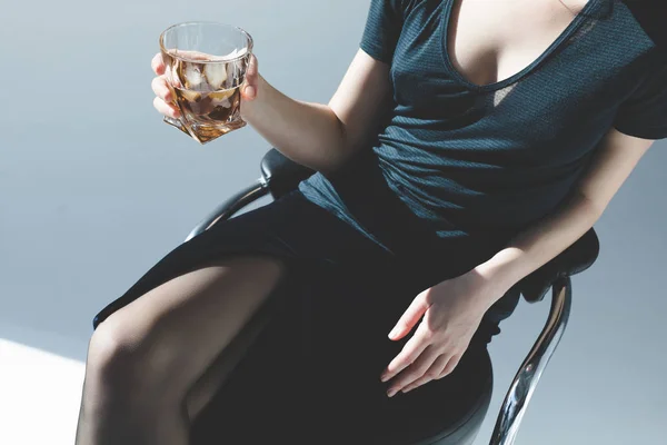 Junge Frau trinkt Whisky — Stockfoto