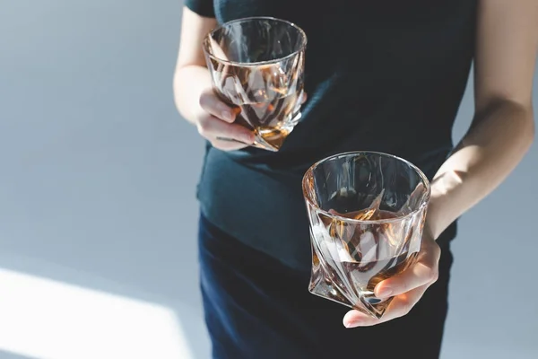 Person mit Gläsern mit Brandy — Stockfoto