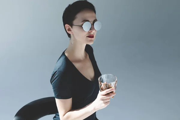 Mujer bebiendo whisky - foto de stock