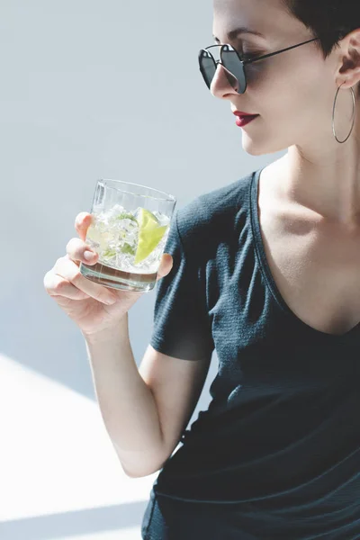 Mujer beber gin tonic - foto de stock