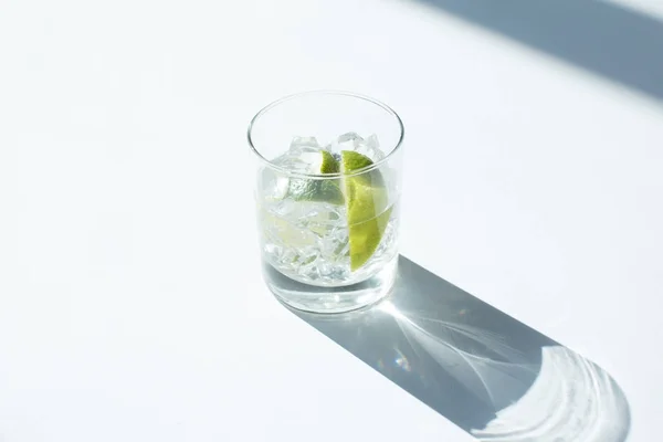 Tonico di gin in vetro — Foto stock