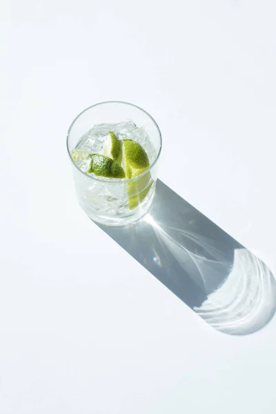 Tonico di gin in vetro — Foto stock