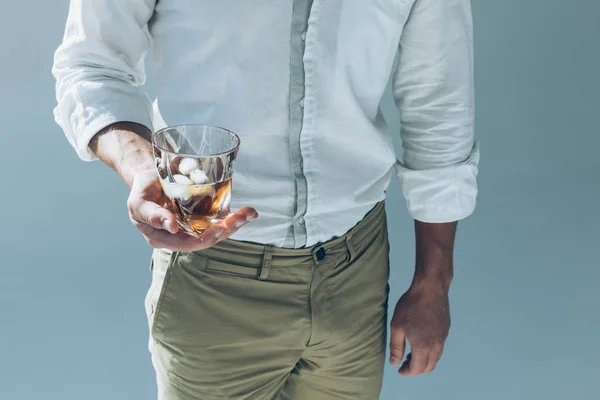 Uomo in possesso di whisky con ghiaccio — Foto stock