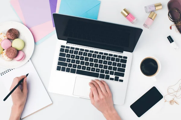 Femme utilisant un ordinateur portable — Photo de stock