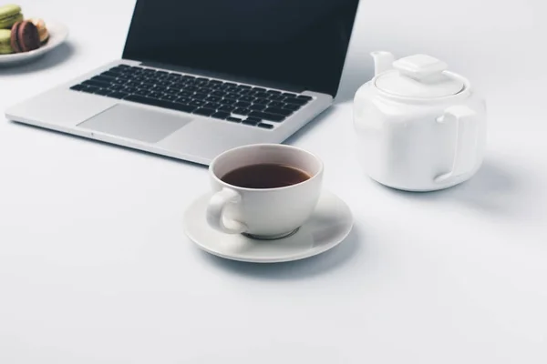 Tasse de thé et ordinateur portable — Photo de stock