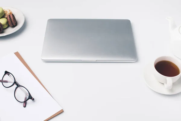 Lugar de trabajo moderno con portátil - foto de stock