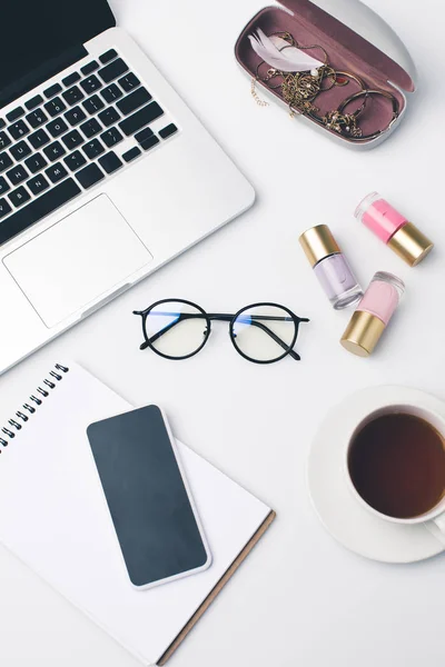 Moderno lugar de trabajo femenino con portátil - foto de stock